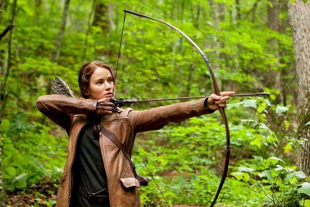  The Hunger Games 

Първата част на "Игрите на глада" носи голямата световна слава на актрисата, както и обожанието на тийнейджърите. Базирани на романите на Сюзън Колинс, филмите пренасят зрителя в антиутопично бъдеще, в което деца биват изпращани на арена, за да се бият до смърт – за назидание на масите и забавление на богатите. 

Лорънс влиза в кожата на силната и опърничава Катнис Евърдийн, която заема мястото на малката си сестра и я спасява от почти сигурна смърт в битката. Мнозина критикуват избора на Дженифър за главната роля, но яростта, с която на екрана тя защитава себе си и близките си, кара критиците да замлъкнат.