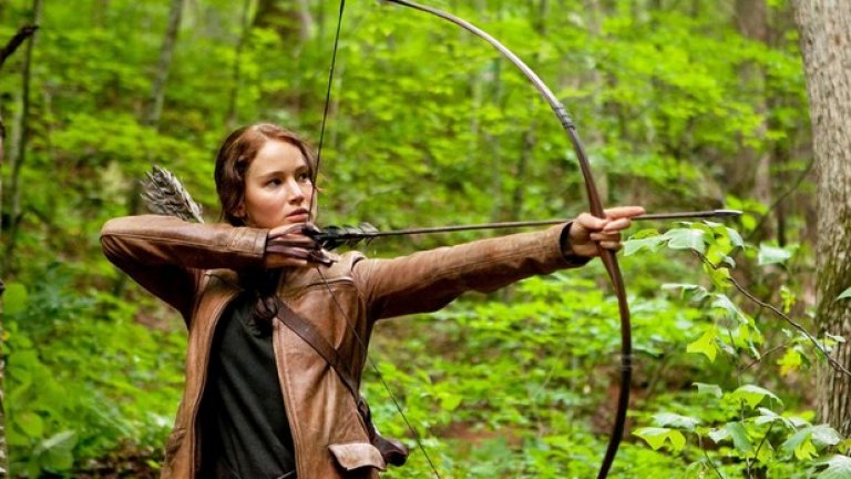 The Hunger Games 
Първата част на "Игрите на глада" носи голямата световна слава на актрисата, както и обожанието на тийнейджърите. Базирани на романите на Сюзън Колинс, филмите пренасят зрителя в антиутопично бъдеще, в което деца биват изпращани на арена, за да се бият до смърт – за назидание на масите и забавление на богатите. 
Лорънс влиза в кожата на силната и опърничава Катнис Евърдийн, която заема мястото на малката си сестра и я спасява от почти сигурна смърт в битката. Мнозина критикуват избора на Дженифър за главната роля, но яростта, с която на екрана тя защитава себе си и близките си, кара критиците да замлъкнат.