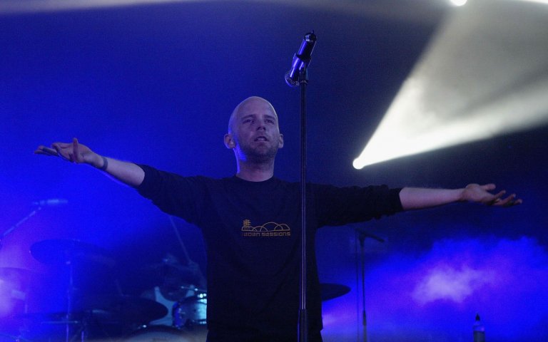 Моби на концерт през 2003 г.