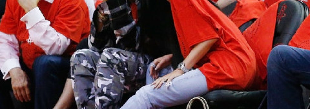 Кайли Дженър шокира интернет с разкритието, че едва на 20 г. вече очаква своето първо бебе - с рапъра Травис Скот, с когото излиза от пролетта на 2017.