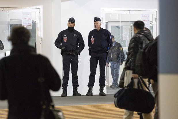 Полицията препоръча на жителите и гостите на френската столица да избягват метрото и вчера задържа над 300 протестиращи.