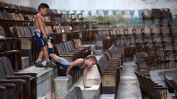 Кубинската образователна система никога не се е отличавала с качество, но има и един немаловажен плюс - безплатна е. Естествените науки (биология, география, химия) са обединени в един предмет - Ciencias naturales. За да бъдат приети в университет, кандидат-студентите полагат изпит по един от три предмета: история на Куба, испански език и математика