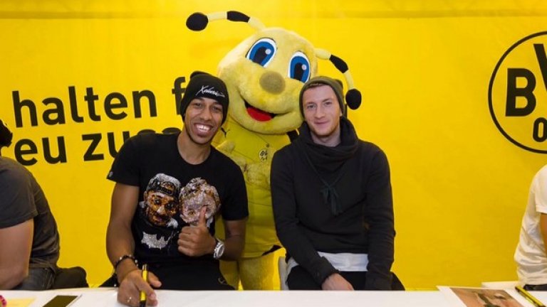 В понеделник звездите на Дортмунд даваха автографи на фенове. Чудесен повод за дуото да се снима с пчелата Ема - талисман на Борусия.