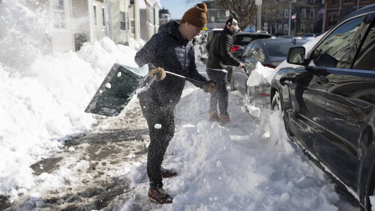 Зимните бури в САЩ оставиха над 350 хил. души без ток