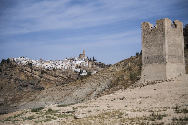 Руините "изплуват" от пресъхнал язовир край Иснахар, Испания.