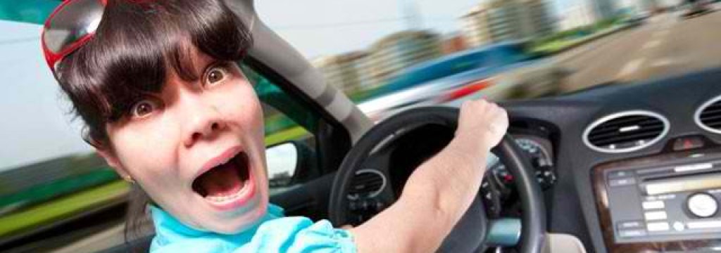 scared-woman-driving-car