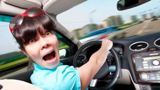 scared-woman-driving-car