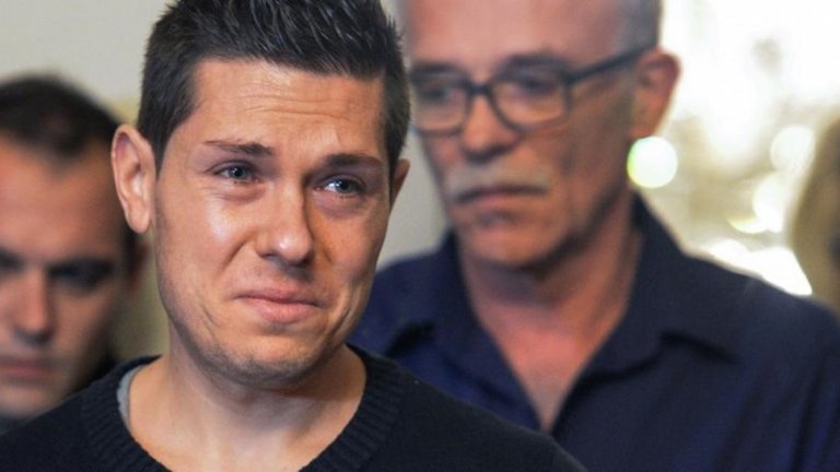 Джонатан Давал не крие сълзите си пред родителите на Алексия - Жан-Пиер и Изабел Фуийо. Те обаче нямат представа, че съвсем скоро ще признае за убийството на дъщеря им.