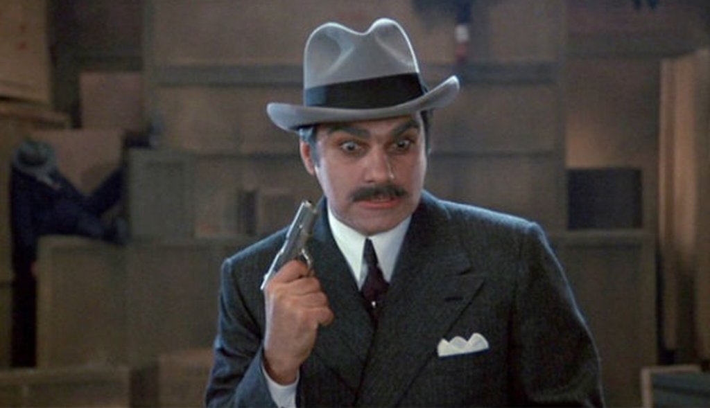 Роман Морони от \"Johnny Dangerously\" 
Филмът е пародия на популярния гангстерски жанр от 30-те години. Морони е свеж образ, който не смее да псува, въпреки че е мафиотски бос. 