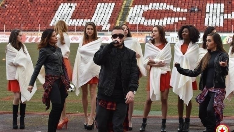 Криско пя преди мача.