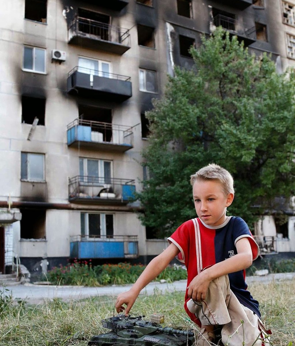Burned_apartment_building_in_Lysychansk,_July_28,_2014