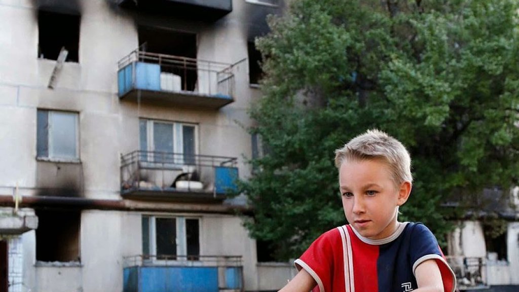 Burned_apartment_building_in_Lysychansk,_July_28,_2014
