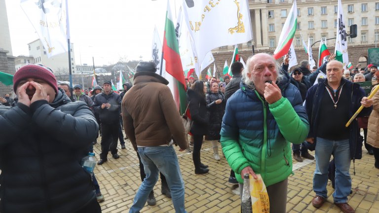 "Възраждане" на протест срещу мерките, Петков излезе да говори с тях (Снимки)