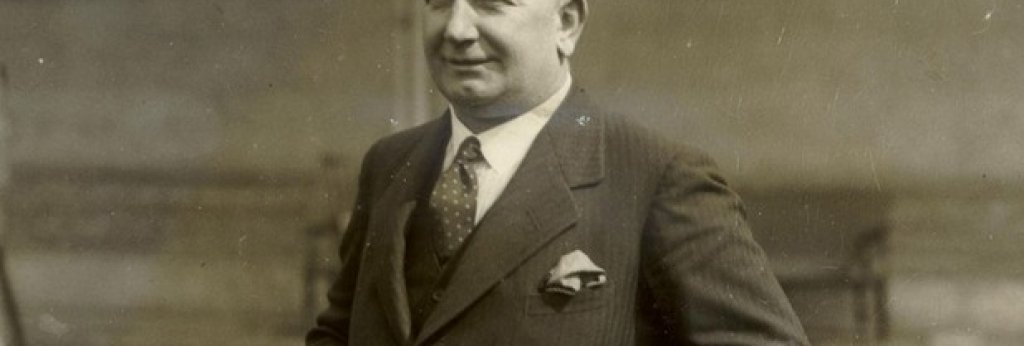 Хърбърт Чапман
Чапман не постига кой знае колко като футболист, но като мениджър успява да промени английския футбол. Чапман е създателят на формацията WM, смятана за най-добрата схема на игра през по-голямата част на първата половина на XX век. Чапман прави революция в тактиката и тренировките и въвежда осветлението на игрището, фланелките с номера и помага за създаването на европейските футболни турнири.