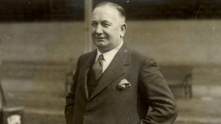 Хърбърт Чапман
Чапман не постига кой знае колко като футболист, но като мениджър успява да промени английския футбол. Чапман е създателят на формацията WM, смятана за най-добрата схема на игра през по-голямата част на първата половина на XX век. Чапман прави революция в тактиката и тренировките и въвежда осветлението на игрището, фланелките с номера и помага за създаването на европейските футболни турнири.