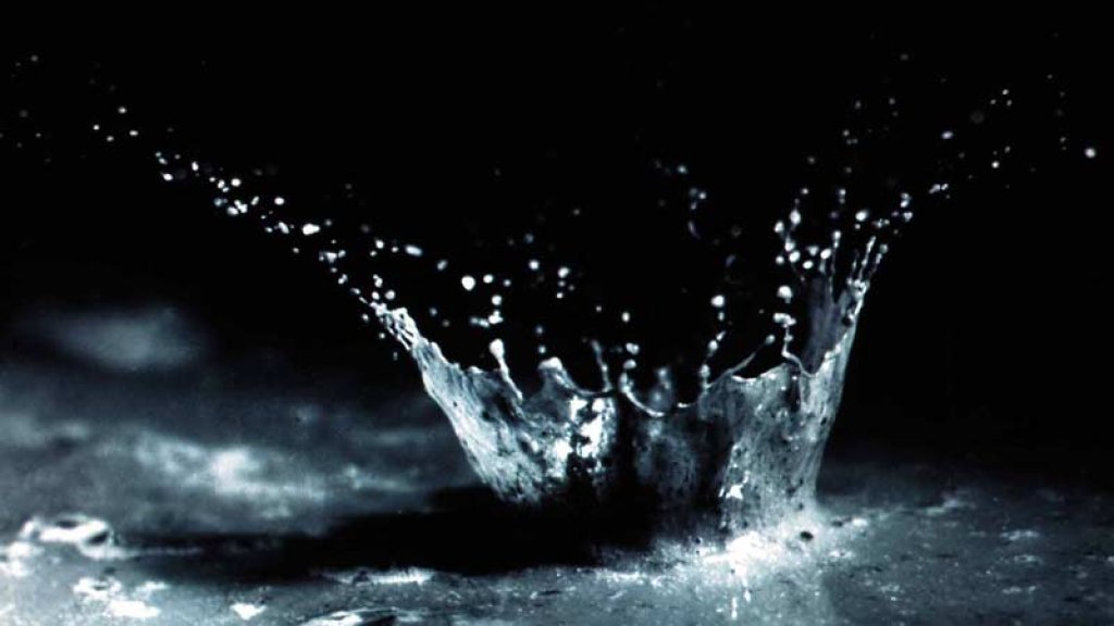 Water_and_soil_splashed_by_the_impact_of_a_single_raindrop