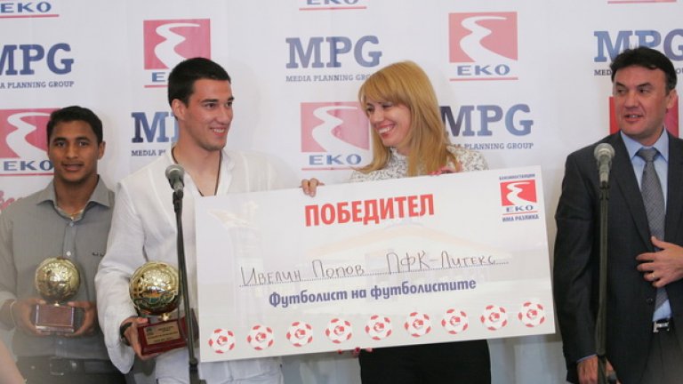 Ивелин Попов вече получи признанието на колегите си, макар и на ниво А група. Дали не е време да вземе наградата за Футболист на годината?