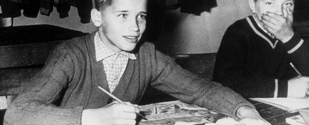 11-годишният Арнолд позира за снимка в час по изобразително изкуство през 1958 година.