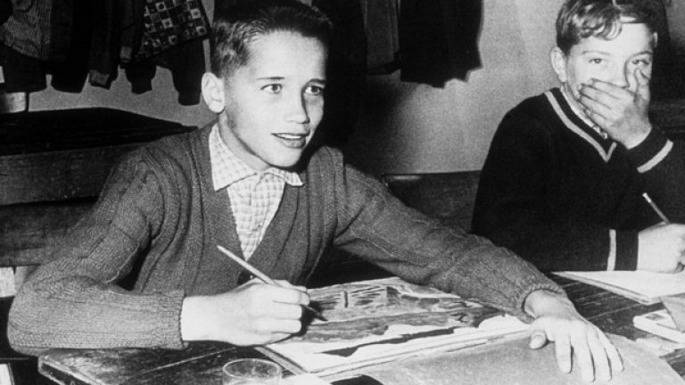 11-годишният Арнолд позира за снимка в час по изобразително изкуство през 1958 година.