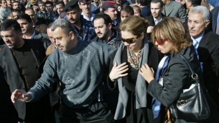 Най-голямата дъщеря на бившия иракски диктатор Рагхад Хюсейн дава едно от малкото си интервюта за CNN, в което тя разказва какво е да си дъщеря на диктатор
Рагхад по време на протест в Аман, Йордания срещу екзекуцията на баща й, 2007 година
