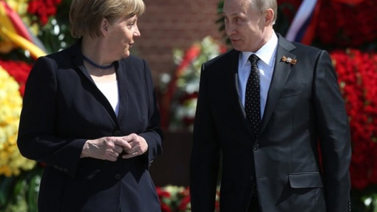 Ангела Меркел от своя страна се съгласи, че независимо от сложната ситуация, решенията трябва да се търсят в полето на дипломацията