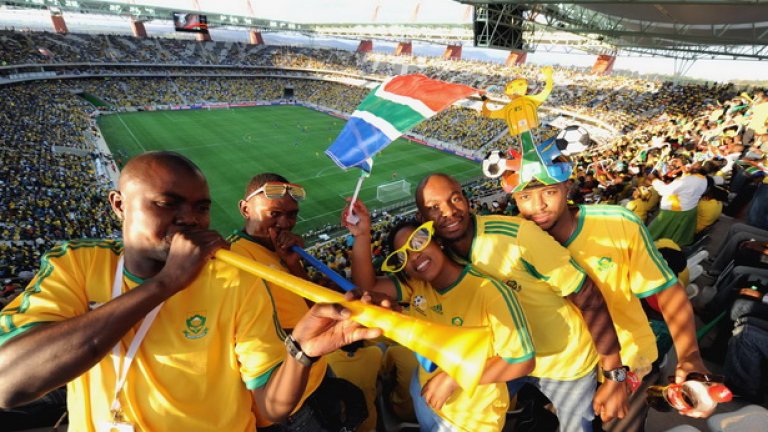 Отпадане на ЮАР още в групите може би ще спаси света от писъците на характерната местна свирка "вувузела"