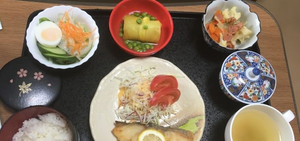 Риба треска, настъргано зеле, салата от макарони, сладък картоф с грах, ориз, зелен чай.