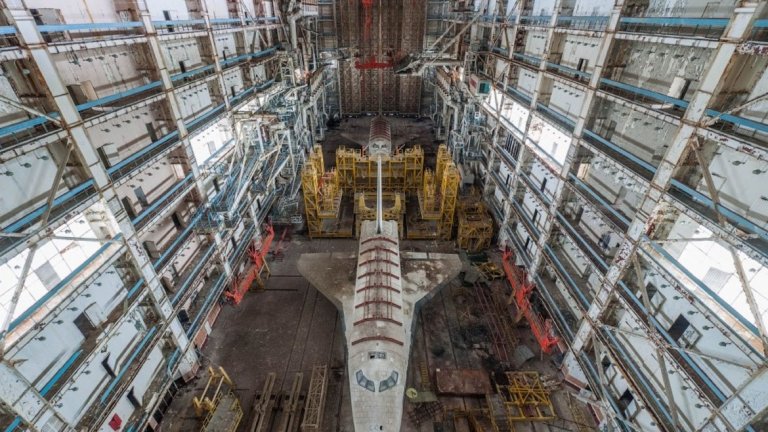 Изоставен хангар в Байконур, Казахстан 
Тези прототипи на совалки от Съветско време събират прах в изоставен хангар на територията на Байконур, Казахстан. Совалките са кръстени "Буран" - от снежна буря на руски. Един "Буран" дори има успешен полет в Космоса през 1988-а. Изоставените прототипи обаче са създадени по-рано – някъде през 1974-а. 
На тях се натъква фотографът Ралф Миребс, докато обикаля космодрума. Едната совалка е била предвидена за реален полет, а другата – като тестови макет. Около тях все още си стоят пневматичните платформи. Космическата програма е изоставена след разпада на СССР, а совалките са оставени да се рушат.