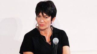 Според обвинителката жената до финансиста била "също толкова замесена, колкото и самият Епстайн" в сексуалните престъпления срещу непълнолетни