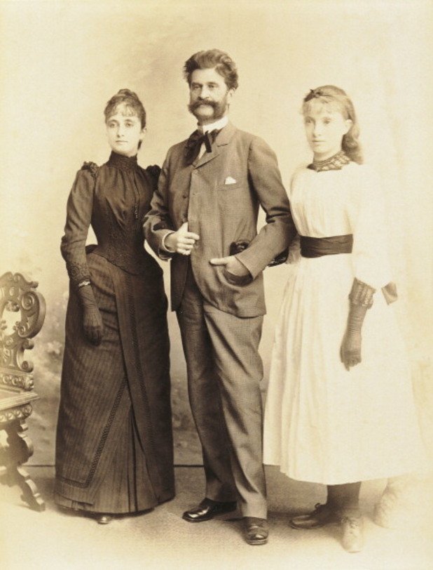 Композиторът Йохан Щраус със своята съпруга Адел и дъщеря си Алис. Виена, 19 век