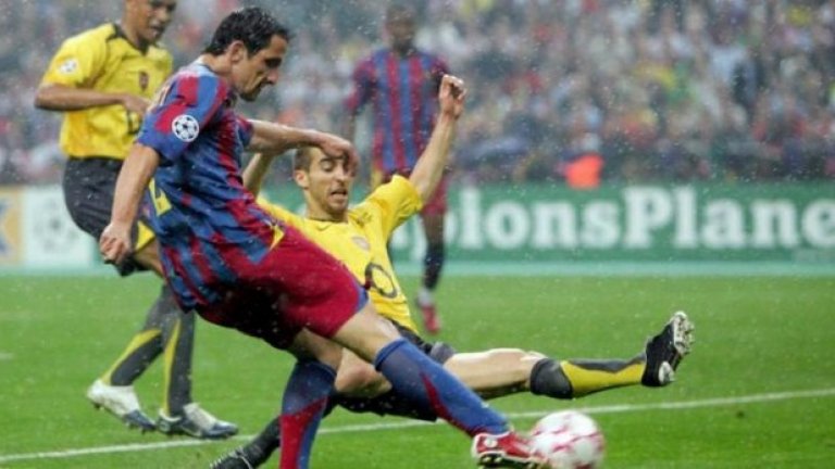 Десен бек: Жулиано Белети
Трудно е да си спомним кой е играл на тази позиция в клуба преди ерата Дани Алвеш. Белети е един от най-недооценените футболисти на своята позиция, но и неговият славен миг дойде, когато отбеляза победния гол за Барса срещу Арсенал във финала на Шампионската лига през 2006-а. После премина в Челси, където спечели Висшата лига и два пъти ФА Къп, а накрая прекрати преждевременно кариерата си, докато играеше за Флуминензе, заради контузия на ахилеса през 2011-а. Опита да се върне през лятото на същата година за тима на Сеара, но изкара само месец, преди да обяви официално пенсионирането си. Това лято клубът обяви завръщането му като посланик и част от отбора на Легендите на Барселона.
