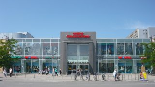 Olympia-Einkaufszentrum,_München_–_Architekten_(Erweiterung,_Modernisierung_1994)_Hans_Baumgarten,_Curt_O._Schaller