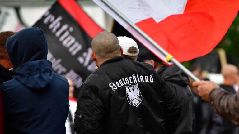 По дрехите ще ги познаете: За неонацистите тениските далеч не са само тениски