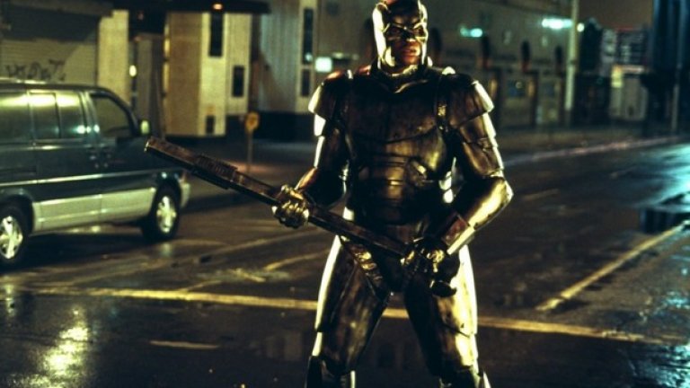 „Стомана"
„Стомана" вероятно е най-слабият филм в тази селекция, а това означава много. Шакил О'Нийл просто не трябва да се прави на актьор. Играта му е легендарно дървена. Комплимент към изпълнителския размах на „Големият Аристотел" е престъпно лошият сценарий, писан сякаш от ученици повтарячи и някой техникум. „Стомана" е скучна, инфантилна реклама на търговската марка „Шакил О'Нийл", маскирана като филм. Това извинение за комисова екранизация редовно попада в класациите за най-лоши неща правени въобще. Съвсем закономерно.