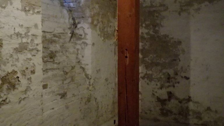 Зала „Гулаг"
Системата на съветските концентрационни лагери е организирана през 1919 г. с цел сегрегиране, наказване и използването на труда на тези, които съветският режим намира за врагове. „ГУЛАГ" всъщност абревиатура на централната администрация на тези лагери, но в разговорния език се използва за обозначаване на съветските концентрационни лагери като цяло. В „гулаците" са загинали милиони политически затворници. 
През 1944 г. съветските окупационни войски получават заповед да „мобилизират" на "принудителен поправителен труд" германците от Унгария. Но на практика не само германците, а цялото унгарско население е засегнато. Документи доказват, че местните съветски власти трябвало да вземат определен брой затворници. И тъй като нямало много германци там, а трябвало да изпълнят квотата, те „мобилизирали" и много унгарци с близки до германското звучене имена. Сред „мобилизираните" има и деца под 18-годишна възраст и дори мъже над възраст над 60 години. Няколко хиляди унгарци са били обречени на смърт или на дълго затворничество в тези съветски лагери. Оцелелите унгарци успяват да напуснат Съветския съюз в началото на 50-те години, но завръщайки се са принудени да мълчат за случилото им се до края на режима. Много от тях обаче не успяват да се завърнат при семействата си дори и след изтичането на присъдите им.