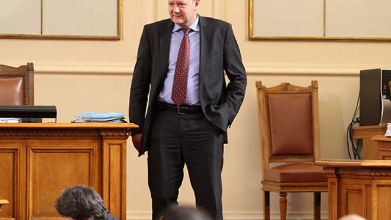 С любезното съдействие на председателя на 42 НС Михаил Миков парламентът стана съучастник в рекламата на тв шоуто на проправителствената TV7