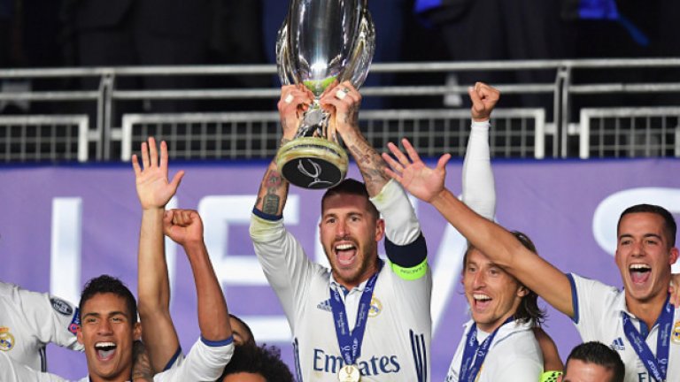 Капитанът Серхио Рамос имаше честта първи да вдигне трофея