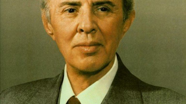 Енвер Ходжа - продавач на цигари
Син на богат търговец, Енвер Халил Ходжа се радва на доста добро образование за времето си. Малко преди да се включи в комунистическата съпротива в страната по време на Втората Световна война, той има малък магазин за продажба на цигари. Революцията обаче го увлича и той се отдава на комунизъм и практикуване на всички онези неща, които правят от един човек диктатор.