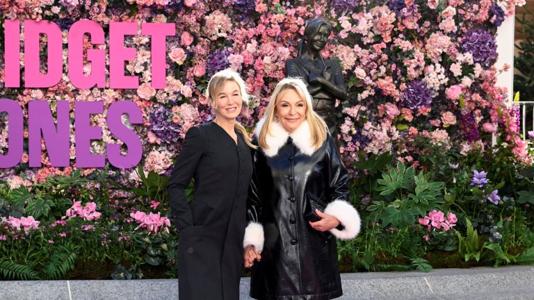 Рене Зелуегър и Хелън Филдинг пред паметника.