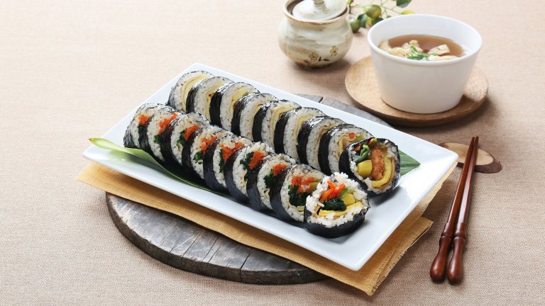 СушиВсички обожават суши! Дори и манекенките признават, че го консумират, а те са пътеводната светлина към слабата фигура. Само че сушито е от храните, които се ядат с удоволствие и мярка и с които не бива да прекалявате заради множеството съставки и хранителните кори нори. Ако похапвате суши - спрете, още преди да се почувствате сити. Стомахът и фигурата ви ще са ви благодарни.