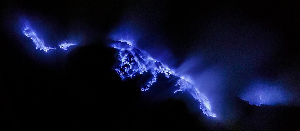 The_blue_fire_of_Kawah_Ijen_1