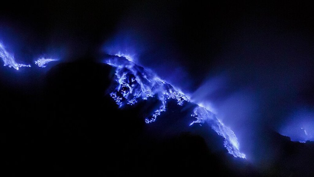 The_blue_fire_of_Kawah_Ijen_1