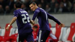 Анхел ди Мария поздравява Кристиано Роналдо за първия от двата му гола във вратата на Аякс