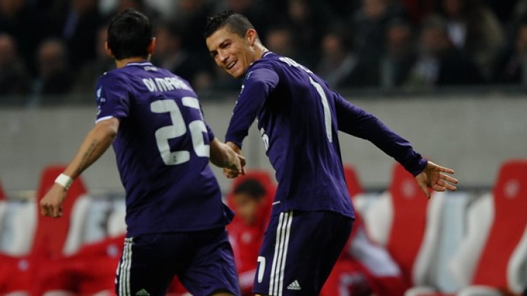 Анхел ди Мария поздравява Кристиано Роналдо за първия от двата му гола във вратата на Аякс