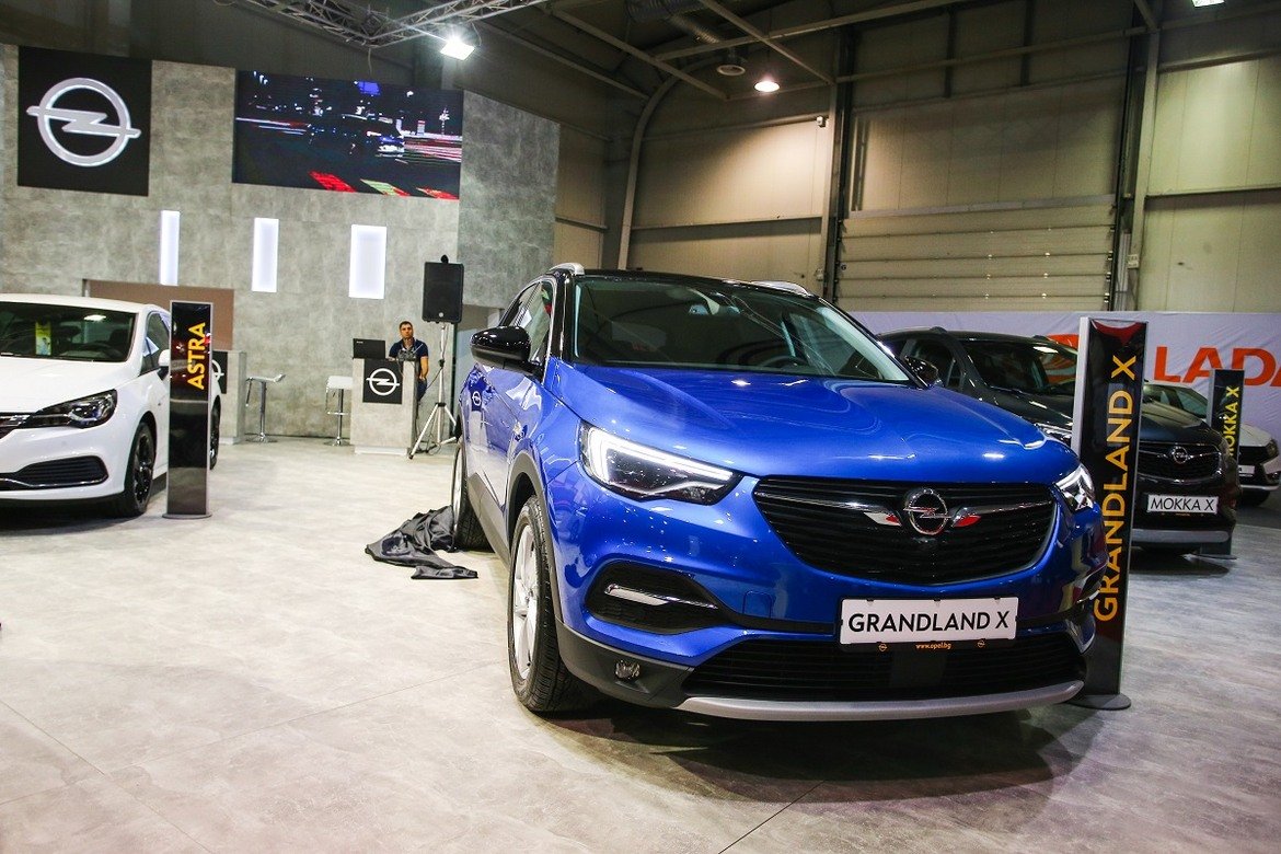 Opel Grandland X е по-голям от Crossland X. Той на свой ред залага на офроуд дизайн, голямо вътрешно пространство и високи технологии. Сред тях са адаптивен круз-контрол с функции за разпознаване на пешеходци и автоматично аварийно спиране, предупреждение за сънливост на водача, система за паркиране и камера с 360-градусов обзор. Тук за комфорта на пътниците също са налични ергономичните седалки, които спечелиха голям брой награди.