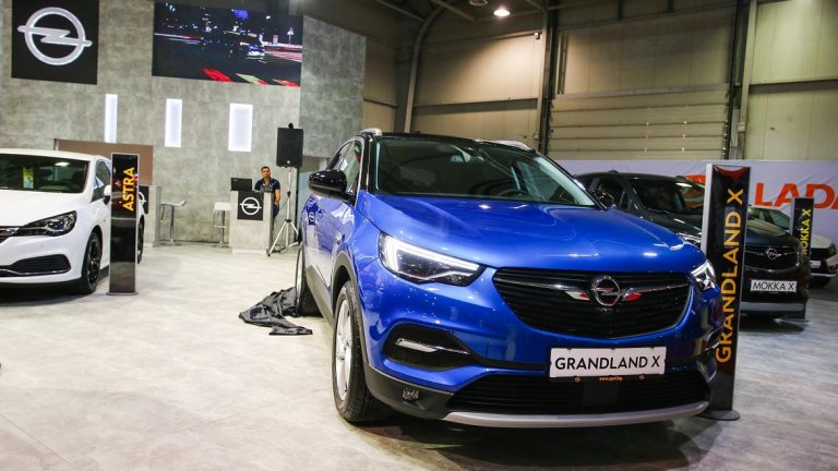 Opel Grandland X е по-голям от Crossland X. Той на свой ред залага на офроуд дизайн, голямо вътрешно пространство и високи технологии. Сред тях са адаптивен круз-контрол с функции за разпознаване на пешеходци и автоматично аварийно спиране, предупреждение за сънливост на водача, система за паркиране и камера с 360-градусов обзор. Тук за комфорта на пътниците също са налични ергономичните седалки, които спечелиха голям брой награди.