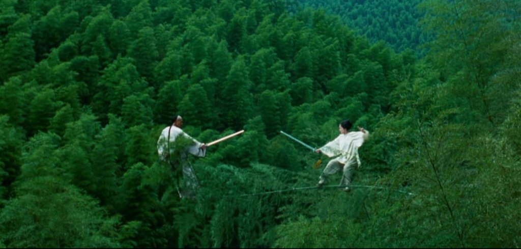 “Тигър и Дракон” - Двубоят върху дърветата
В много случаи екшън филмите проявяват абсолютно неуважение към законите на физиката в стремежа да си към повече спектакъл и ефекти. И докато това може да изглежда по абсурдно гротескен начин като в “Бързи и яростни” например, то при “Тигър и дракон” съвсем не е така. Малко отричане на гравитацията съчетано с китайска естетика и мечове в крайна сметка произвеждат една абсолютна класика.