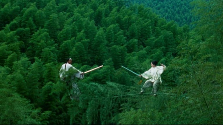 “Тигър и Дракон” - Двубоят върху дърветата
В много случаи екшън филмите проявяват абсолютно неуважение към законите на физиката в стремежа да си към повече спектакъл и ефекти. И докато това може да изглежда по абсурдно гротескен начин като в “Бързи и яростни” например, то при “Тигър и дракон” съвсем не е така. Малко отричане на гравитацията съчетано с китайска естетика и мечове в крайна сметка произвеждат една абсолютна класика.