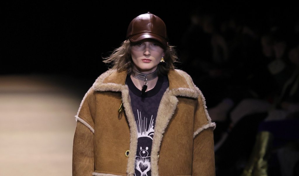 Новата класика
Още една кръстоска между якето и палтото набира скорост при зимните тенденции. Това е коженото яке, подплатено с вълна и декорирано с пухени ръкави и яка. Комбинацията е ненатрапчива и удачна за идващата зима предвид, че вълната и пухът ще поддържат телесната ви температура, дори и климатичните условия да са ледени.