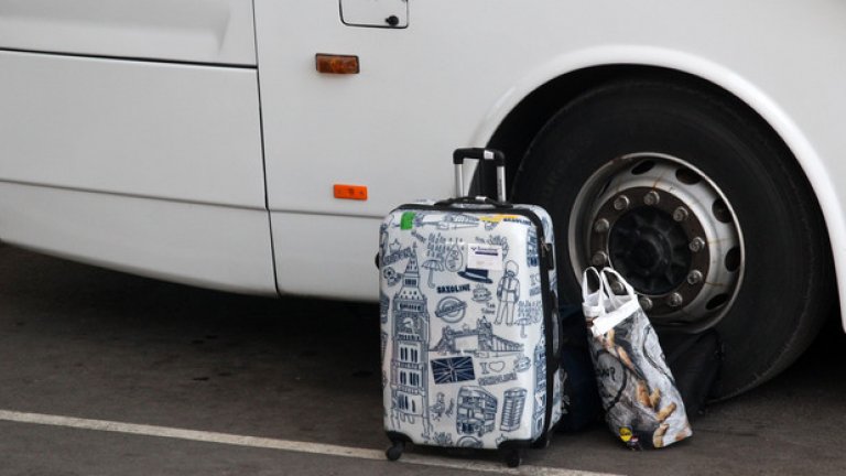 Разлята туба с бензин привлича вниманието на шофьорите, които откриват един излишен куфар в автобуса – и бомбата в него